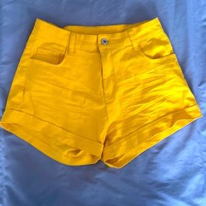 Yellow denim short shorts.